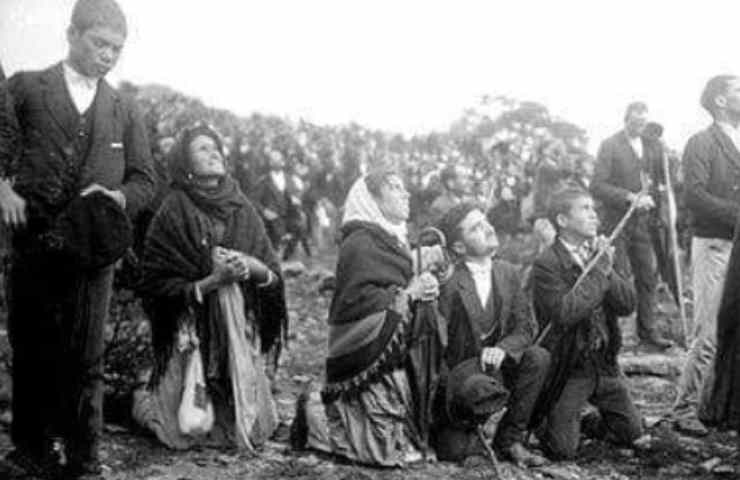 Fedeli assistono al miracolo