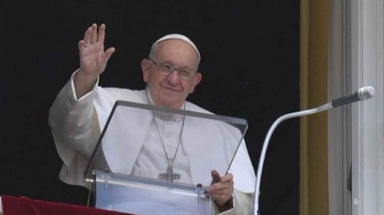 Papa Francesco saluta i fedeli (foto da instagram-riscossa.it)