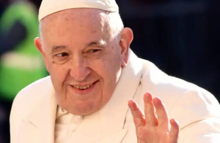 Papa Francesco saluta la folla t)