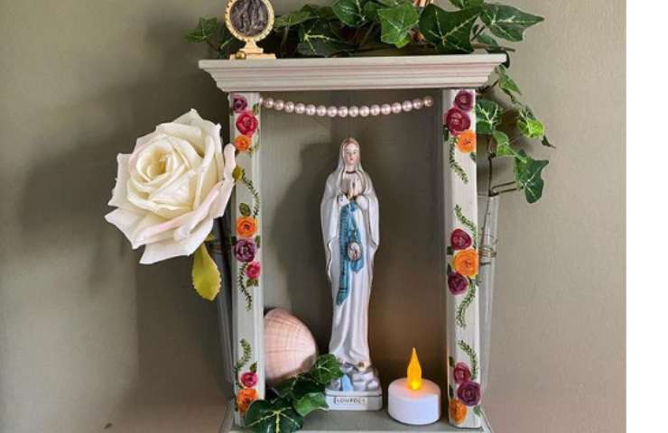 Statua adornata di rose )