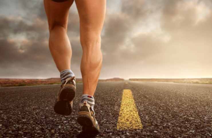 Uomo fa jogging )