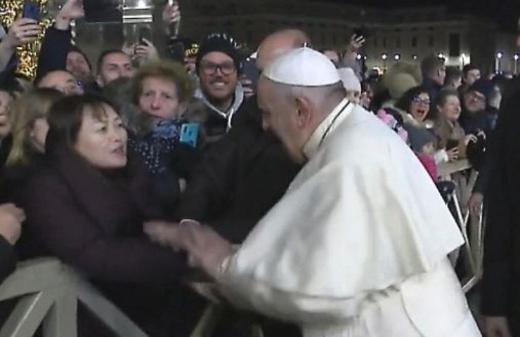 papa francesco rimprovera signora proselitismo