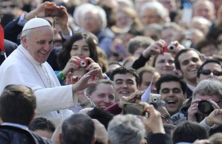 papa francesco rimprovera signora proselitismo