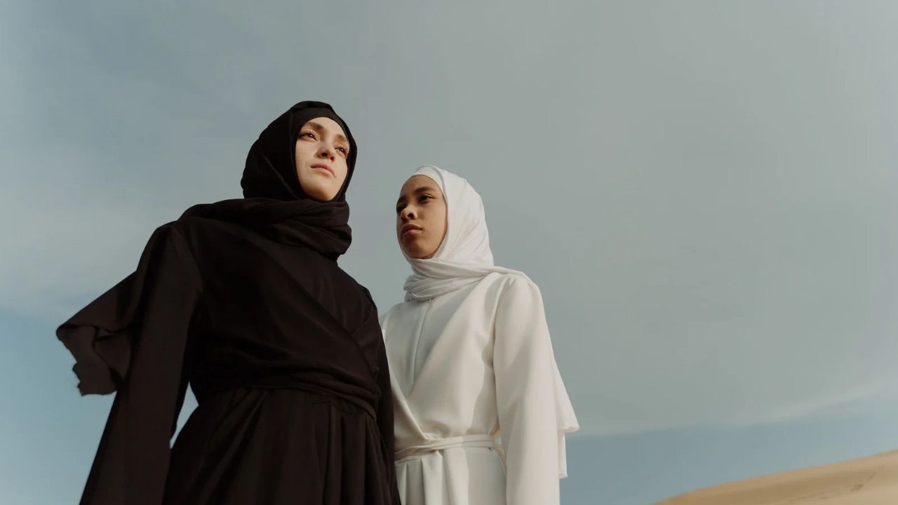 Abaya, polemica in Francia. Cos'è