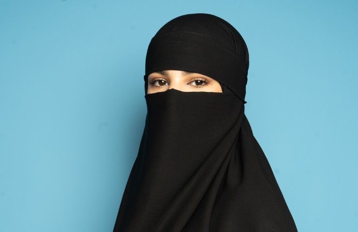 Abaya, polemica in Francia. Cos'è 