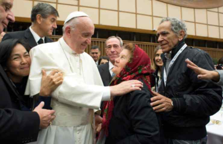 il santo padre parla con i bisognosi