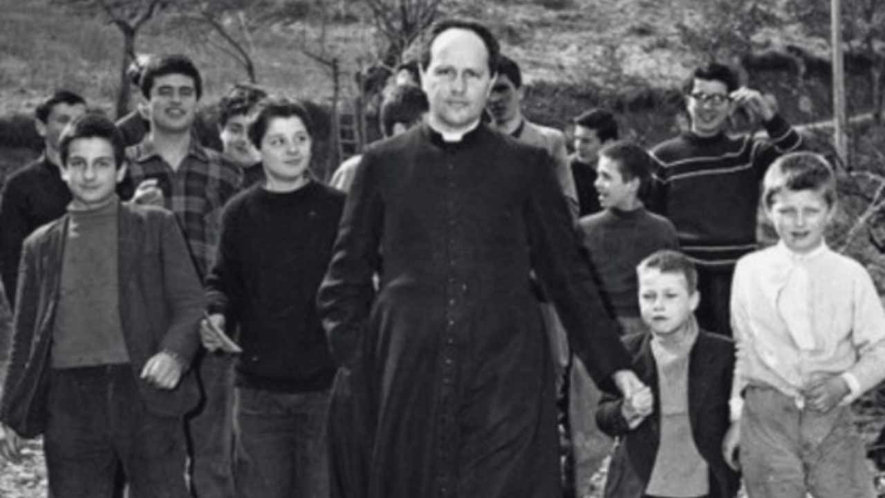 Il prete con gli studenti