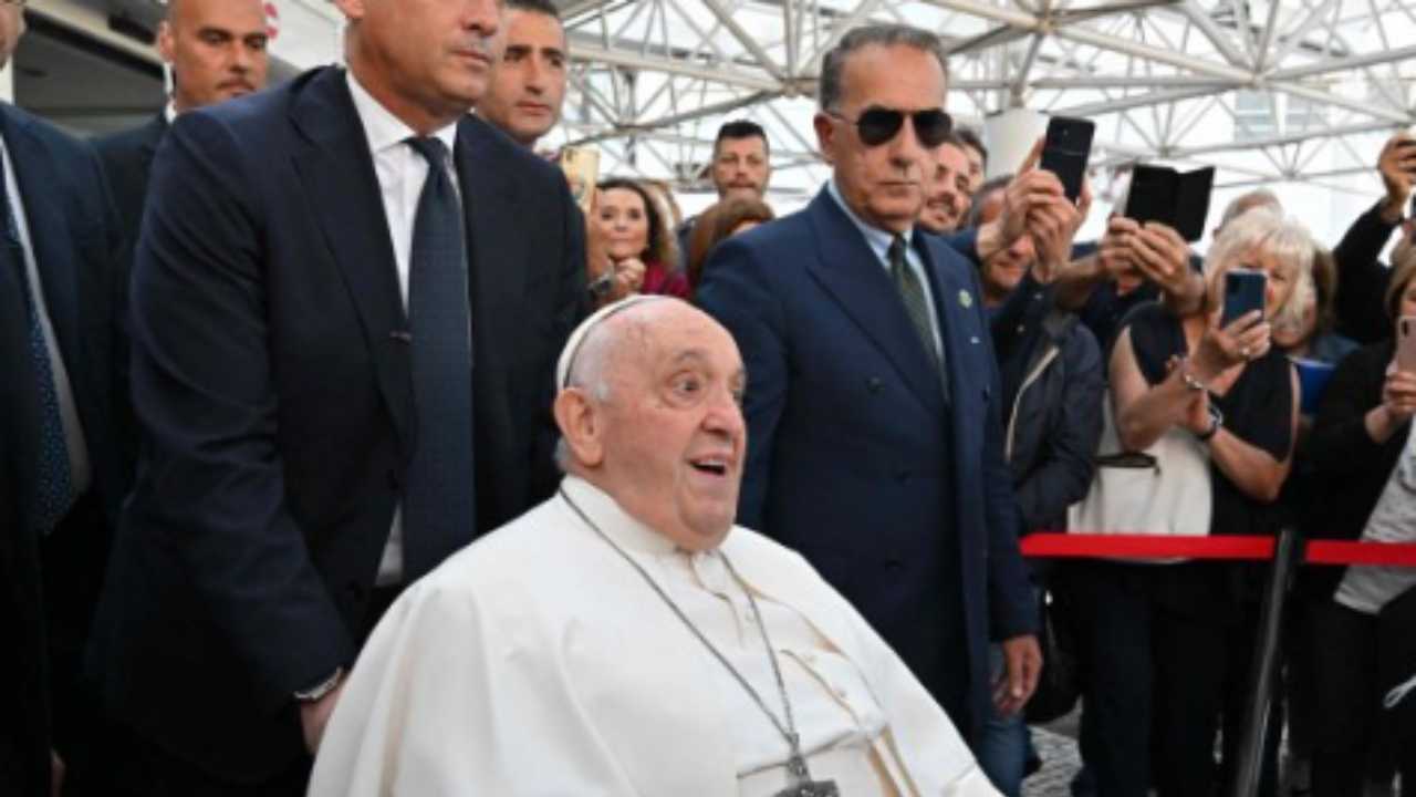 Bergoglio tra la calca