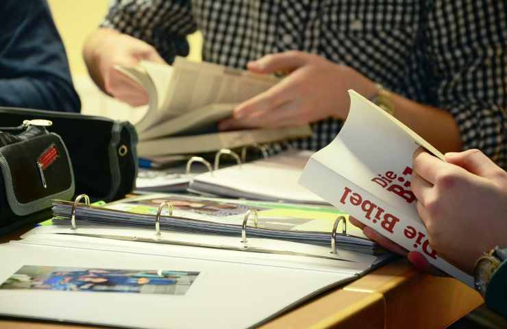 La scuola nega l'uso della Bibbia