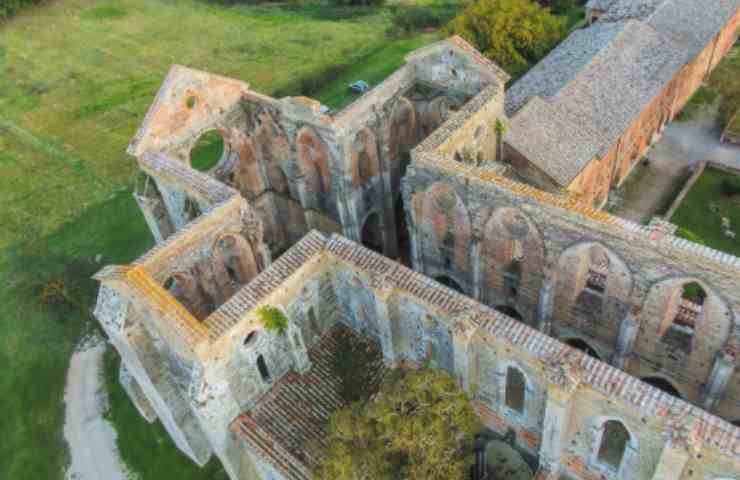Chiesa con scavi in corso