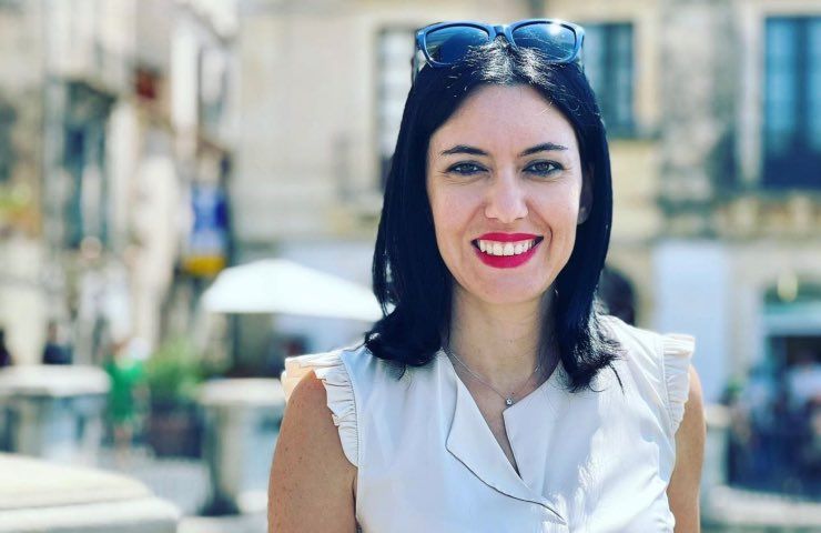 Lucia Azzolina, fiocco blu per l'ex politica