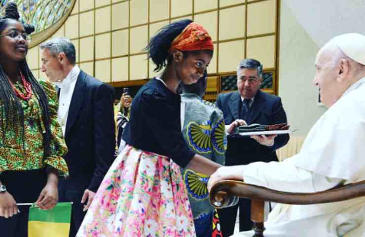 Papa Francesco accoglie una bambina africana