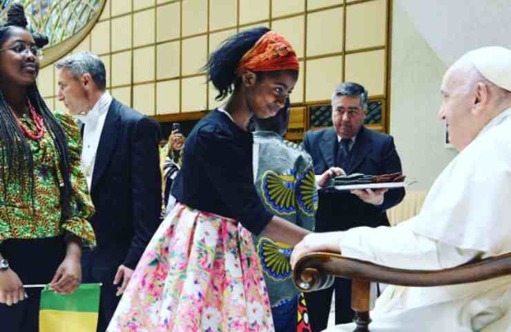 Papa Francesco accoglie una bambina africana
