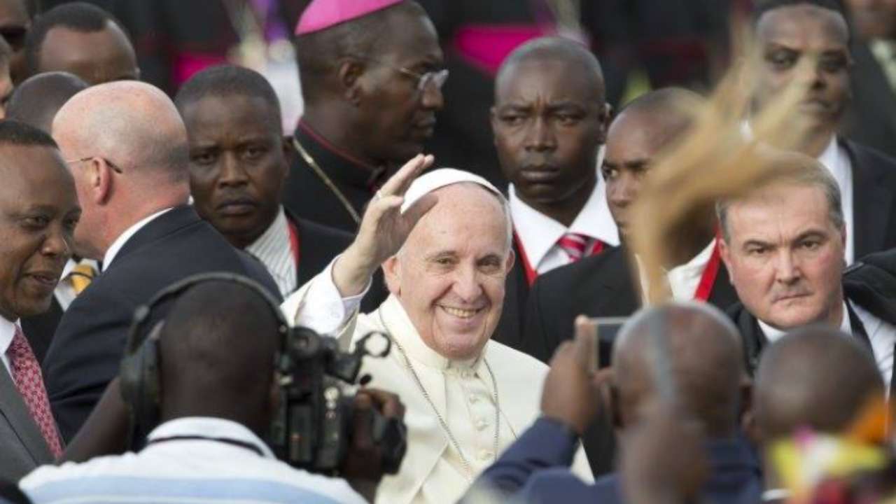 Papa Francesco tra il popolo africano