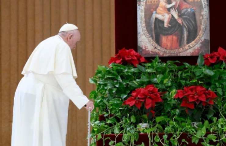 Papa Francesco davanti all'immagine della Madonna