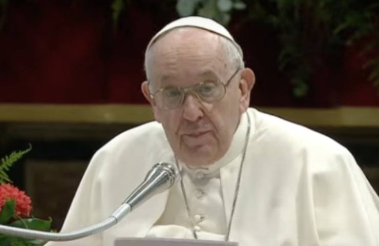 il santo padre parla con gli artisti