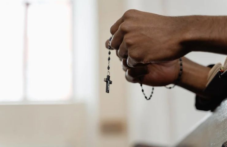 Sospesa dopo aver fatto recitare Ave Maria