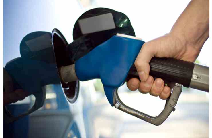 uomo ruba il carburante