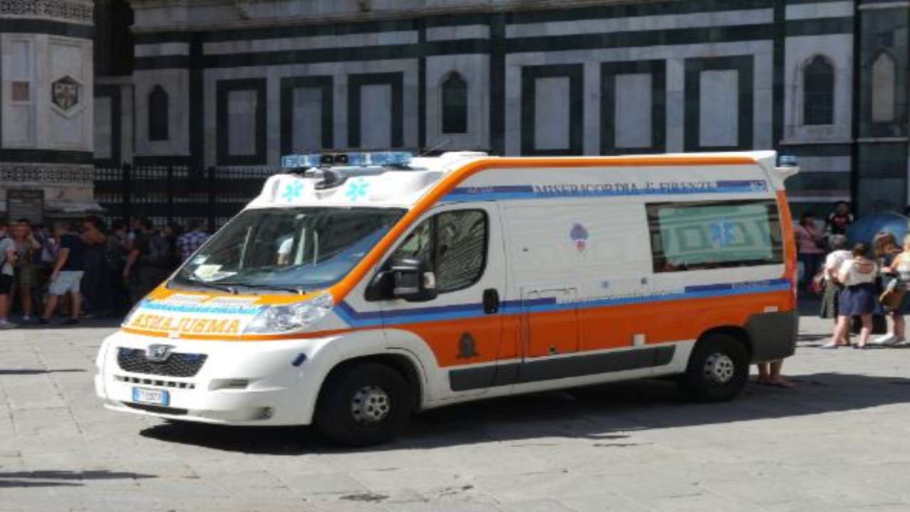 prete aggredisce infermiere ambulanza