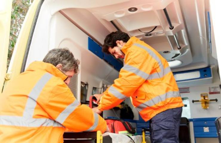 prete aggredisce infermiere ambulanza