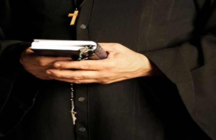 prete aggredisce infermiere ambulanza