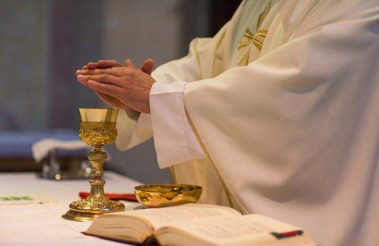 Messa, perché ci dobbiamo alzare e sedere