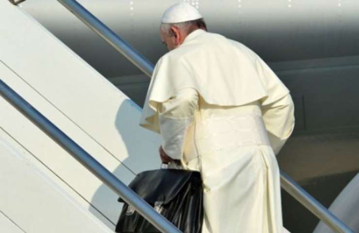il pontefice sale sull'aereo