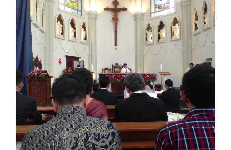 sacerdote chiesa fedeli