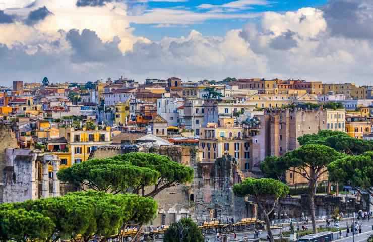 Roma, turista deturpa il Colosseo