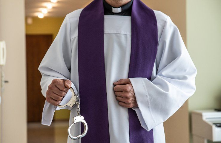 sacerdote abusi danno chiesa